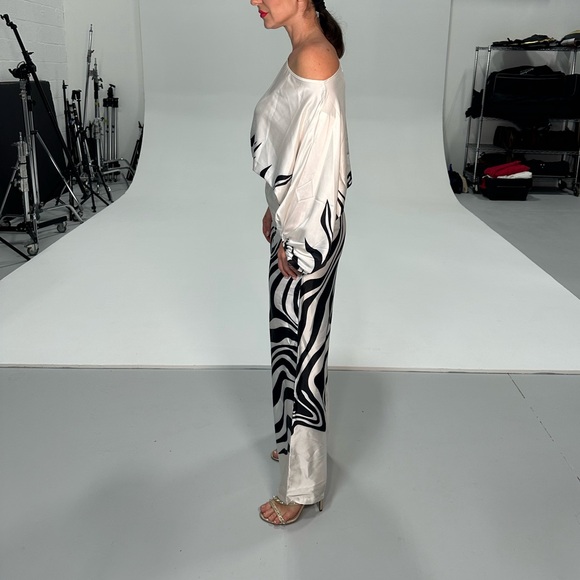 Elegant Black and White Off-Shoulder Dress - Picture 2 of 3